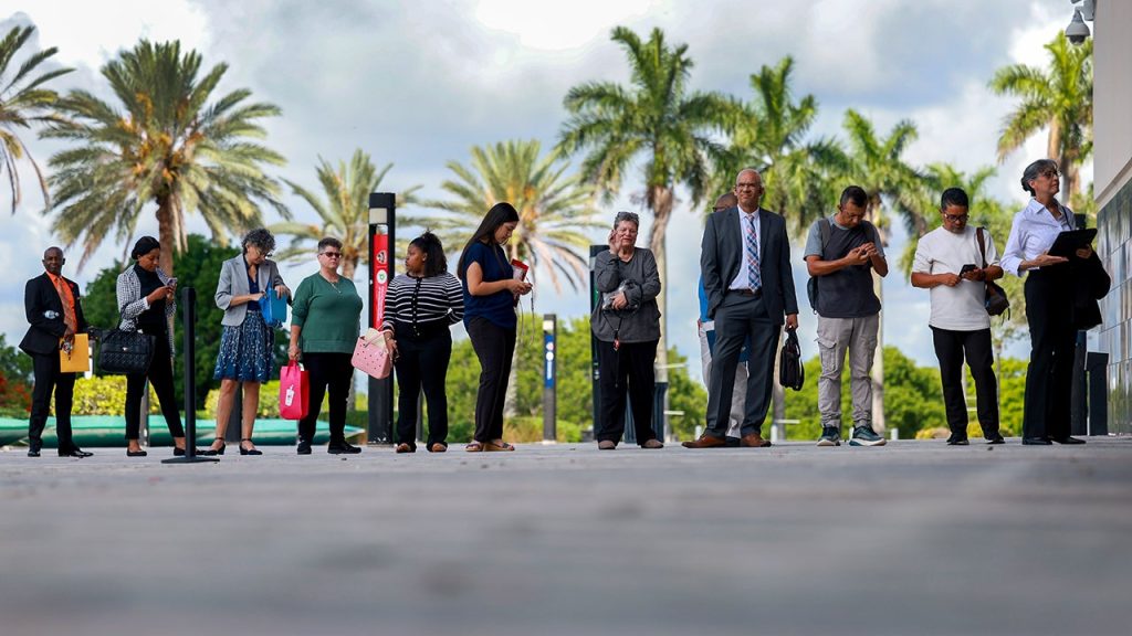 وزير العمل يدافع عن ارتفاع معدلات البطالة كدليل على قوة سوق العمل