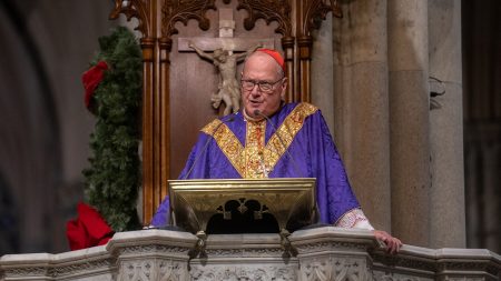 يناقش الكاردينال دولان خطط التقاعد ويكشف عن عروض الكتب والأفلام الوثائقية