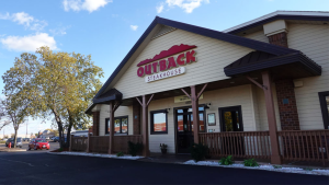 رجل من فلوريدا يرفع دعوى قضائية ضد Outback Steakhouse بعد أن انهار المرحاض تحته