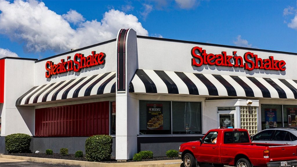 يقدم Steak ‘n Shake عرضًا ترويجيًا بقيمة 2.50 دولارًا من Patriot Milkshake في شهر يناير
