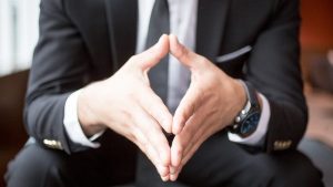 منها اتساع العين .. كيف تقرأ الحالة النفسية للشخص من لغة الجسد؟