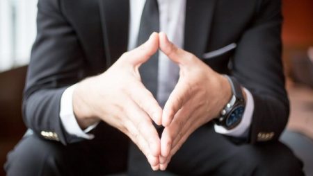 منها اتساع العين .. كيف تقرأ الحالة النفسية للشخص من لغة الجسد؟