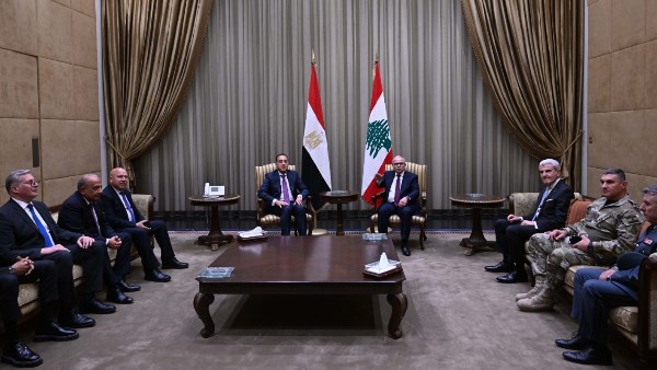 رئيس وزراء لبنان يستقبل مدبولي بمطار رفيق الحريري