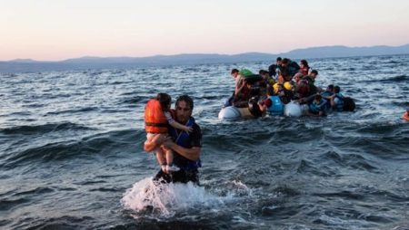 قارب المهاجرين باليونان| غرق وفقدان 32 شخصا.. وغالبية الضحايا من مصر والسودان