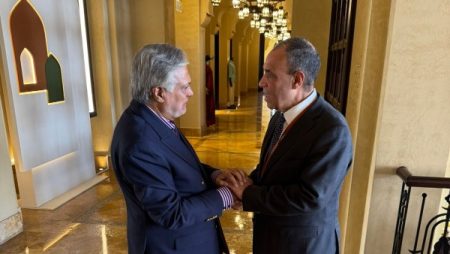 وزير الخارجية يلتقي نظيره الباكستاني لمتابعة إعداد خارطة طريق لتعزيز التعاون