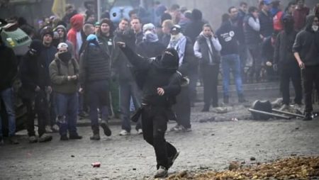 ألقوا البطاطس والبيض على البرلمان الأوروبي.. مزارعو أوروبا يشعلون بروكسل