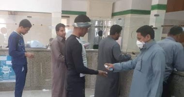 صور.. صرف منحة العمالة غير منتظمة بالمحافظات وإجراءات وقائية ضد