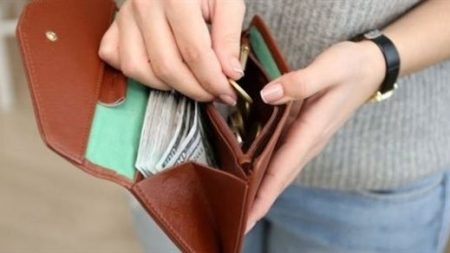 هل آية «لن تنالوا البر حتى تنفقوا مما تحبون» خاصة بالزكاة فقط؟.. الإفتاء تجيب