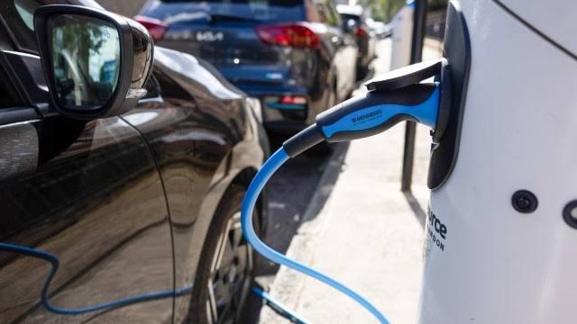 سيارة كهربائية