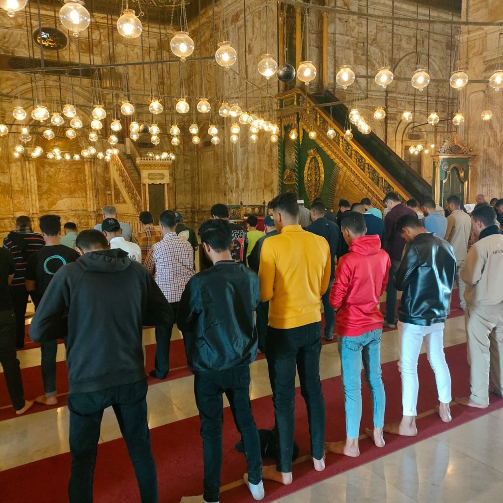 ما ضابط المسافة المسموح بها بين الصفوف في صلاة الجماعة؟