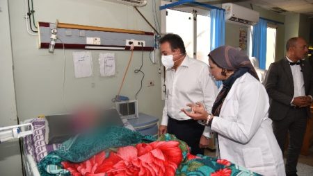 وزير الصحة يوجه برفع الكفاءة ومراجعة عقود الأمن والنظافة بمستشفى الواسطى المركزي