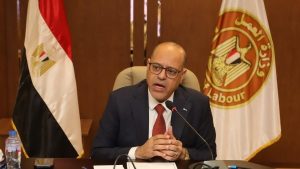 وزير العمل يعلن عن صرف منحة «عيد الميلاد» للعمالة غير المنتظمة .. تفاصيل