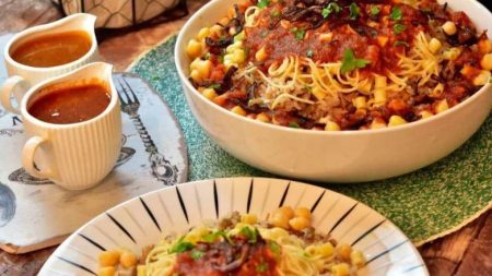 طبق المصريين الشعبي يخطف الأضواء عالميًا.. الكشري تراث إنساني معتمد