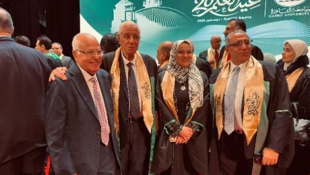 أبو العينين يهنئ حسام موافي لحصوله على جائزة الدولة التقديرية في عيد العلم