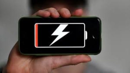 خرافة أم حقيقة .. هل يؤدي ترك الهاتف متصلاً بالشاحن بعد امتلائه إلى إتلاف البطارية؟