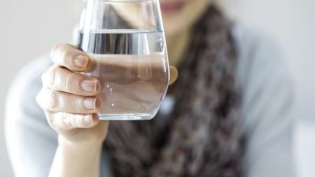 استشاري جهاز هضمي: زيادة شرب المياه عن الحد الطبيعي يسبب تسمم
