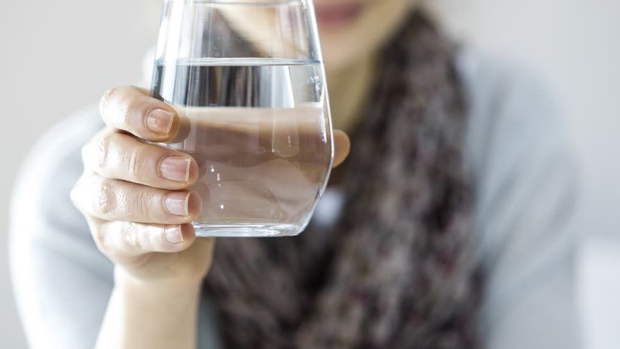 استشاري جهاز هضمي: زيادة شرب المياه عن الحد الطبيعي يسبب تسمم