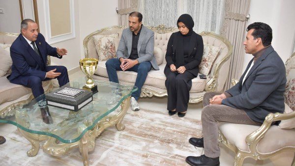 وزير الرياضة ومحافظ بورسعيد يقدمان واجب العزاء في السباح يوسف محمد بمنزله.. صور