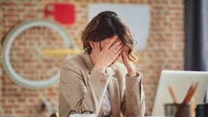 أزمة منتصف العمر عند المرأة بعد الأربعين.. طرق فعالة في التعايش وتقليل التوتر النفسي