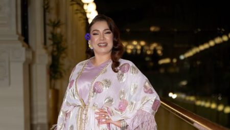 بوردة زرقاء.. انتصار تستعرض إناقتها في مهرجان القاهرة السينمائي