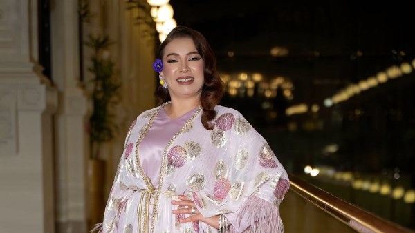 بوردة زرقاء.. انتصار تستعرض إناقتها في مهرجان القاهرة السينمائي