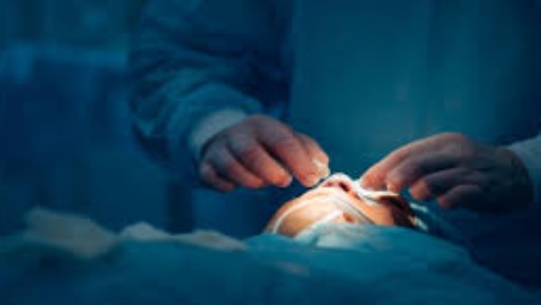 حكم إجراء عملية تجميل لفتاة تعاني من تشوه.. الإفتاء توضح الضوابط الشرعية