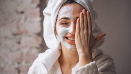 أسرع طريقة لعمل ماسك طبيعي لتفتيح البشرة في المنزل