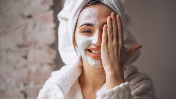 أسرع طريقة لعمل ماسك طبيعي لتفتيح البشرة في المنزل