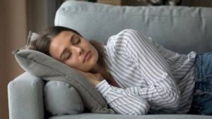 تسبب الخرف.. طبيب أعصاب يحذر من عادة ليلية شائعة وخطيرة