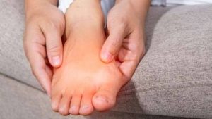 ألم وتورّم غير مبرر في القدم؟.. أعراض قد تكشف الإصابة بسرطان العظام