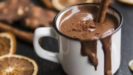 طريقة عمل الهوت شوكليت.. مشروب شتوي غني وسهل التحضير