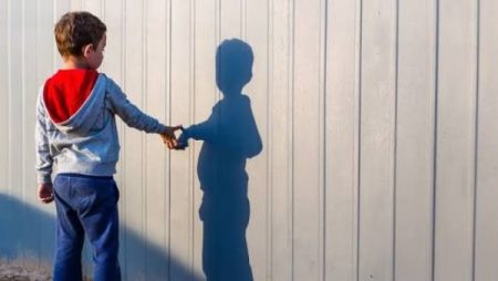 علامة غير متوقعة تكشف إصابة طفلك بالتوحد وفرط الحركة.. طريقة المشي