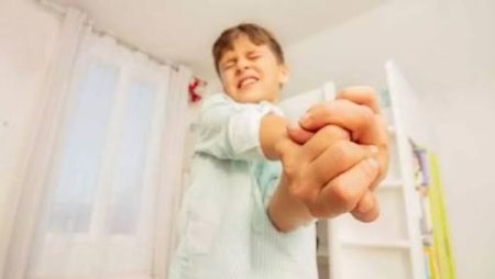 نشرة المرأة والمنوعات | الوقت المثالي لتنظيف أسنانك لحمايتها من التسوس .. طريقة المشي تكشف إصابة طفلك بالتوحد وفرط الحركة