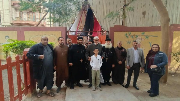 المحبة والترابط بين شركاء الوطن أثناء الإدلاء بصوتهم.. صورة تزين المشهد الانتخابي بالقليوبية