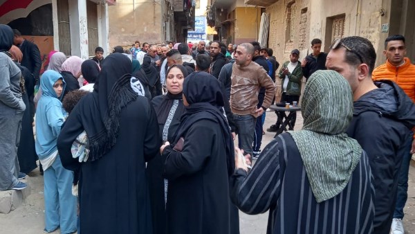 توافد مكثف للناخبين أمام مدرسة عثمان بن عفان في جولة الإعادة بالمطرية.. فيديو وصور