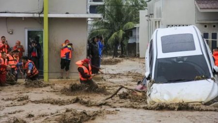 إندونيسيا: ارتفاع عدد قتلى الفيضانات لأكثر من 900