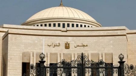 مطالب برلمانية لتوجيه ضربات موجعة لتجار العملة ومواجهة السوق السوداء