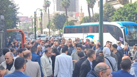 توافد الأعضاء إلي مقر نقابة المحامين للمشاركة في جمعية المعاشات