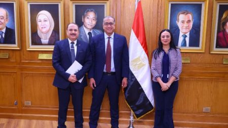 وزيرة التضامن تكرم قطاعي التركات الشاغرة والعقارات والشؤون القانونية ببنك ناصر