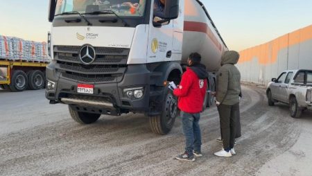 قافلة زاد العزة الـ 97.. مصر تدعم غزة بـ 305 ألف سلة غذائية و33 ألف بطانية