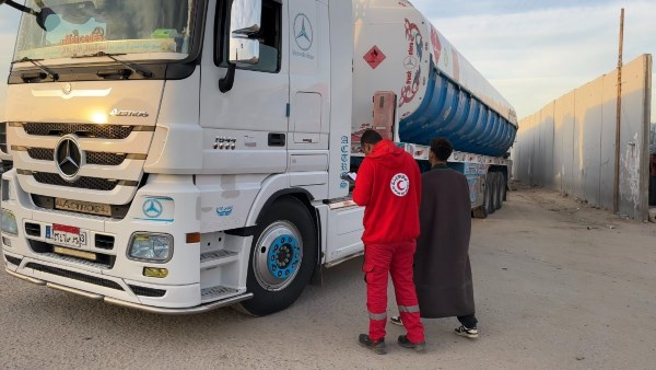 الهلال الأحمر يطلق القافلة رقم 100 لدعم غزة