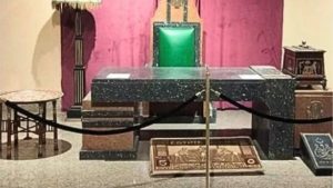 مجهول لسنوات.. ترميم مكتب الجرانيت الأثري في متحف المركبات الملكية| صور