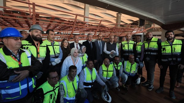 وزير السياحة والآثار يشهد تثبيت أول قطعة خشبية على الهيكل الخاص بإعادة تركيب مركب الملك خوفو الثانية وزير السياحة والآثار يشهد تثبيت أول قطعة خشبية على الهيكل الخاص بإعادة تركيب مركب الملك خوفو الثانية