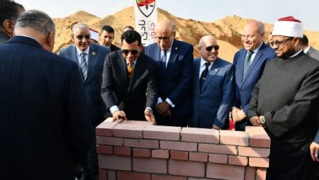 يضم مركز ثقافيًا.. وضع حجر الأساس لمسجد قضاة مصر بالتجمع