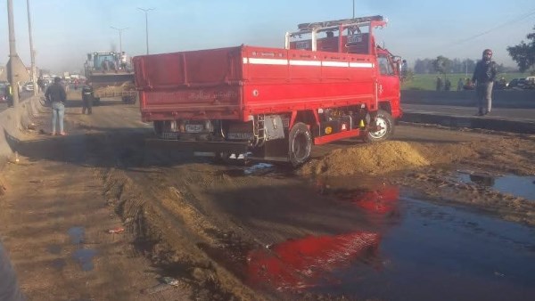 انقلاب سيارة نقل محملة بـ زيت طعام على الطريق الزراعي في المنوفية