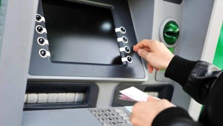 أخطاء شائعة تؤدي لسحب بطاقة الفيزا داخل الـATM.. كيف تسترجعها؟