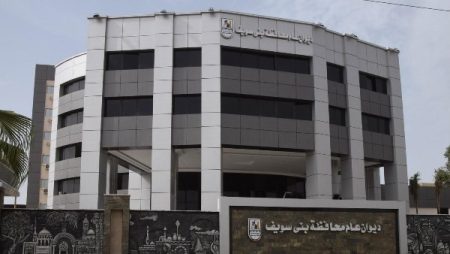 أخبار بني سويف| المحافظ يكرّم مشرف غرفة العمليات بالإسعاف.. ويبحث مع رئيس هيئة تنمية الصعيد مستجدات المشروعات الجارية