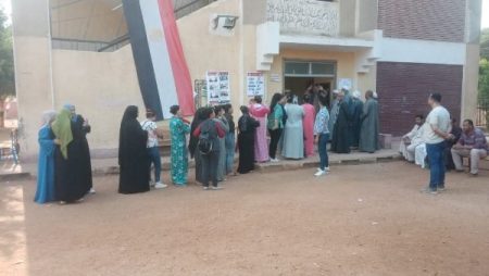توافد الناخبين للإدلاء بأصواتهم في إعادة انتخابات النواب بالمنيا