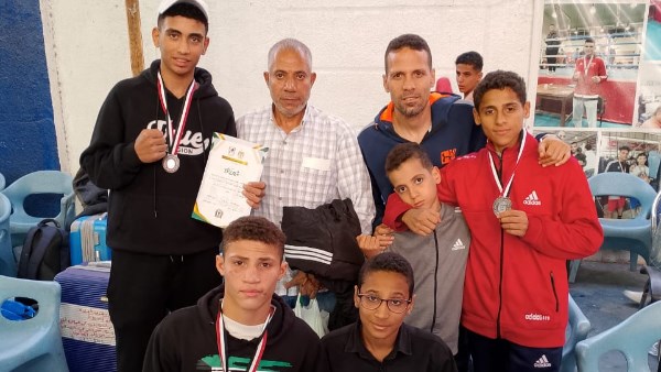 محافظ أسيوط يهنئ أبطال الموهبة بعد حصد فضيتين وبرونزية في بطولة الجمهورية للملاكمة محافظ أسيوط يهنئ أبطال الموهبة بعد حصد فضيتين وبرونزية في بطولة الجمهورية للملاكمة