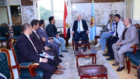 سامح حسين ولقاء سويدان.. رئيس جامعة سوهاج يستقبل نجوم لجنة تحكيم “تياترو الجامعة”